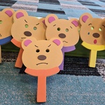 Obrazowanie swoich emocji poprzez pokazanie adekwatnej miny.