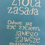 Biały napis „Złota zasada odważ się żyć życiem jakiego zawsze pragnąłeś” na błękitnym tle.
