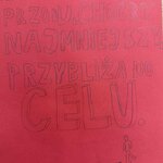 Napis wykonany ołówkiem „Każdy krok do przodu, choćby najmniejszy, przybliża do celu” na czerwonym tle. Na dole znajduje się narysowana ołówkiem postać i ślady jej butów.