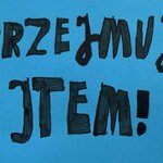 Czarny napis „Nie przejmuj się hejtem” na niebieskim tle.