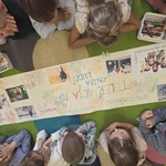 Dzieci z gr. Biedronki podczas tworzenia plakatu Tolerancja zbliża ludzi..jpg