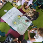 Dzieci z grupy Motylki podczas wykonywania pracy plastycznej z okazji tygodnia przeciwdziałania przemocy..jpg