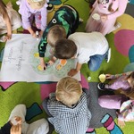 Dzieci z grupy Motylki podczas wykonywania pracy plastycznej..jpg