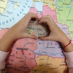 Dłonie ułożone w kształt serca na mapie Europy_ serce jest na Litwie.jpg