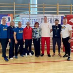 Pani Dyrektor_ zaproszeni goście oraz nauczyciele lekkiej atletyki w naszej szkole pozują do zdjęcia.jpg