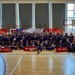 Duża grupa dzieci w granatowych strojach sportowych_ w tle napis Zacznij od lekkiej_ z przodu bannery Orlenu.jpg