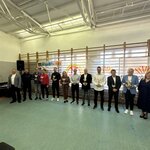 Nauczyciele trzymający statuetki za  szczególny wkład w rozwój kultury fizycznej.