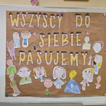 Plakat z napisem wszyscy do siebie pasujemy. Napis otaczająautoportrety uczniów z klasy 1D.jpg