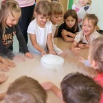 Przedszkolaki podczas aktywnego uczestniczenia w eksperymentach..jpg