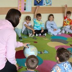 Dzieci z grupy Motylki podczas warsztatów poprowadzonych przez Wodociągi Białostockie..jpg
