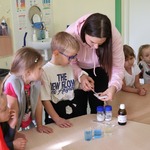 Dzieci podczas uczestniczenia w eksperymentach na warsztatch Przygody Kropelki Wody..jpg