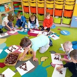 Dzieci z grupy Misie układają wzory z kasztanów..jpg