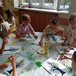 Dzieci z grupy Misie wykonują pracę Jesienne drzewo..jpg
