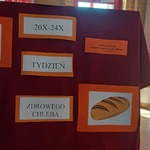 Tablica z napisem Tydzień Zdrowego Chleba oraz ilustracje  z chlebem i rogalem.jpg