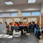 Ucznowie wraz z ratownikiem sprawdzają w komputerze informacje o miejscach pobytu karetek..jpg