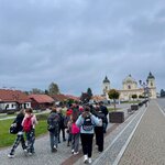 uczniowie klasy 6a spacerujący po Tykocinie (w tle centrum Tykocina i Urząd Miejski w Tykocinie)