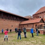 uczniowie klasy 6a biorący udział w bitwie na szermierkę w trakcie zwiedzania Zamku w Tykocinie