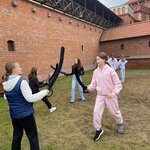 uczennice klasy 6a (na zdjęciu widoczne są Lena Czykwin, Matylda Rećko, Amelia Załęska) biorące udział w walce na szermierkę w trakcie zwiedzania Zamku w Tykocinie
