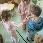 Dziewczynka z Grupy sówek i chłopiec z grupy żabek obserwują poprawną technikę mycia zębów..jpg