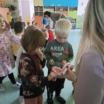 Grupa żabek i sówek na warsztatach stomatologicznych..jpg