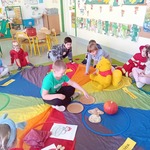 Chłopiec z grupy Misie oddziela groch od fasoli..jpg