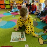 Chłopiec w przebraniu koduje na dywanie..jpg