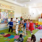 Dzieci z grupy Misie biorą udział w zabawie Ruchome krzesla..jpg