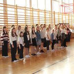 Chór szkolny oraz dyrygentka podczas śpiewania hymnu.JPG
