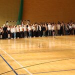 Uczniowie ubrani na galowo podczas wykonania hymnu.JPG