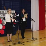 Dwie kobiety stoją przed mikrofonami_ w tle tablica z napisem Patriotyczne Śpiewanie.JPG