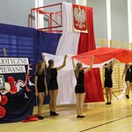 Gimnastyczki trzymają w górze białe i czerwone płótno.JPG