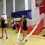 Tancerki z szarfami i płótnem w narodowych barwach.JPG