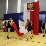 Ubrane w czrne stroje dziewczęta podczas układu tanecznego z biało-czerwonym płótnem.JPG