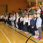 Z przodu stoją dzieci_ w drugim rzędzie widać dwie kobiety i mężczyznę.JPG