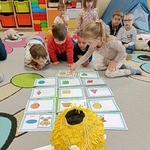 Grupa Sówki na zajęciach z okazji Dnia Misia. Chłopiec z dziewczynką przyporządkowują misie do odpowiednich figur..jpg