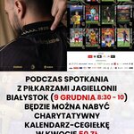 Grafika promująca charytatywny kalendarz na rok 2026. Po lewej stronie zbliżenie na plecy piłkarza w czarnej koszulce z złotym napisem „naszpikowani” na kołnierzu oraz cyfrą „1920”. U góry po lewej złoty napis „2026” i określenie „kalendarz charytatywny”