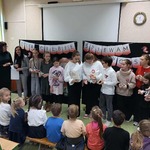 Uczestnicy konkursu z klas 4-8 podczas odbioru nagród.jpeg