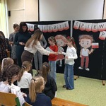 Przewodnicząca jury wręcza nagrodę specjalną siostrom z klasy 3.jpeg