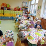 Dzieci z Misiow  uczestniczą w warsztatach Ozdabianie świątecznych pierników..jpg