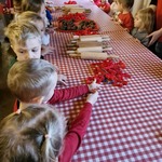 Żabki przygotowują pierniczki dla Św. Mikołaja..jpg