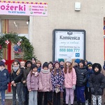 Trzecioklasiści przed sklepem ze słodkościami.jpg