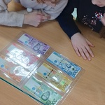 Dziewczynki oglądają filipińskie banknoty.jpg