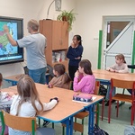 Mężczyzna pokazuje na mapie Azji gdzie leżą Filipiny.jpg