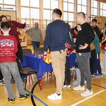 Młodzież rozmawia z piłkarzami.JPG