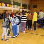Uczniowie stoją w kolejce po autografy sportowców.JPG