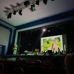 Na scenie siostra misjonarka_ w tle prezentacja.jpg