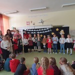 Grupa nagrodzonych dzieci wraz z jury.jpg