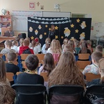 Dzieci na widowni oglądają konkursowe występy.jpg