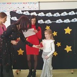 Kobieta wręcza nagrodę dziewczynce.jpg