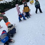 Dzieci z grupi biedronek korzystają z zimowych dni i bawią się na placu zabaw.jpg